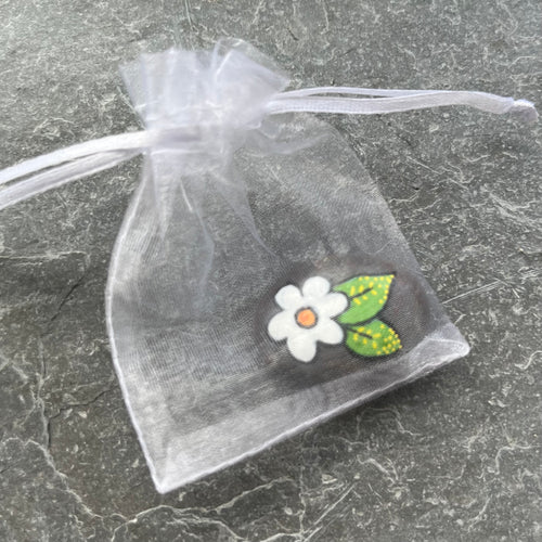 Daisy Hand Painted Stone – Small Floral Keepsake or Pocket Comfort Gift UK